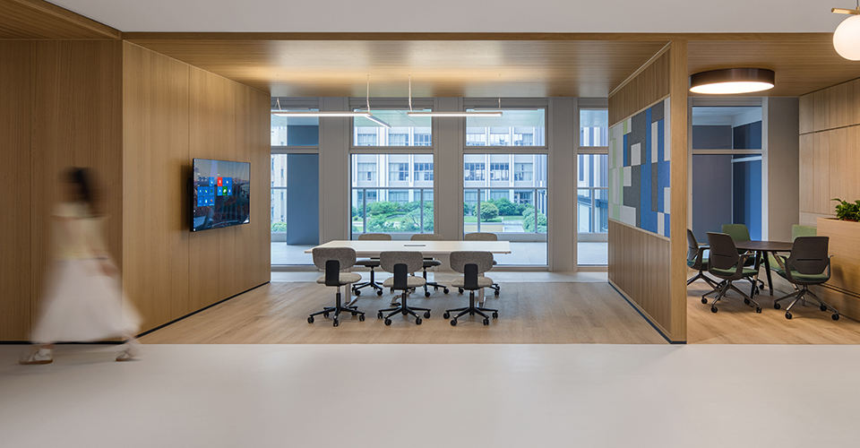 JE Furniture Corporate Showroom | Redefining Modern Office Furniture Spaces